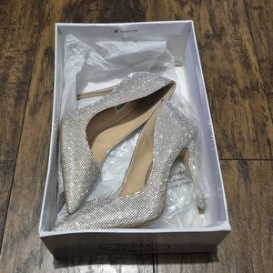 Elegant Steve Madden Silver Heels with a Shimmering Finish